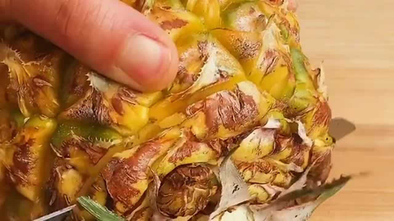 活了大半辈子才知道菠萝可以这样切四川小哥创意无限1