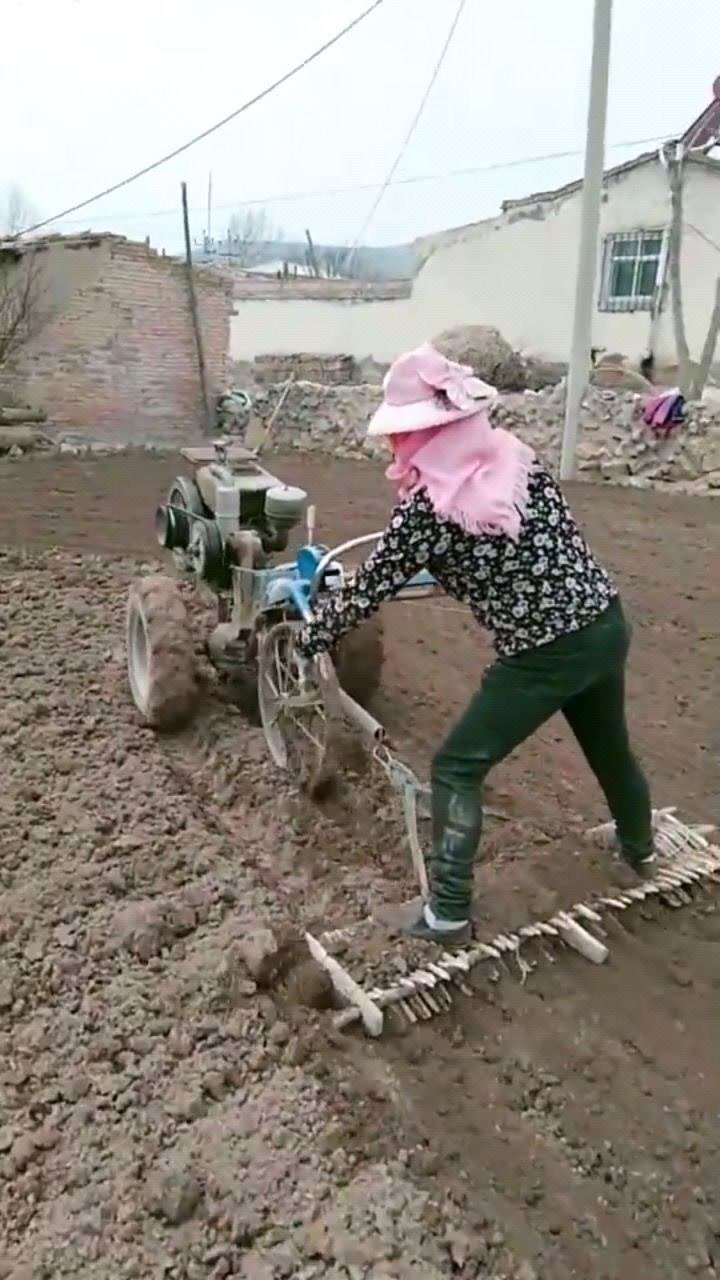 农村女人下地干活看到这一幕女强人真厉害