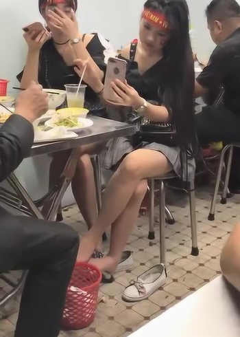女生吃饭对面图片