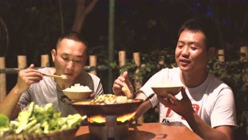 两兄弟吃鲶鱼炖豆腐，鱼肉嫩滑，汤汁开胃下饭，哥俩吃得好带劲