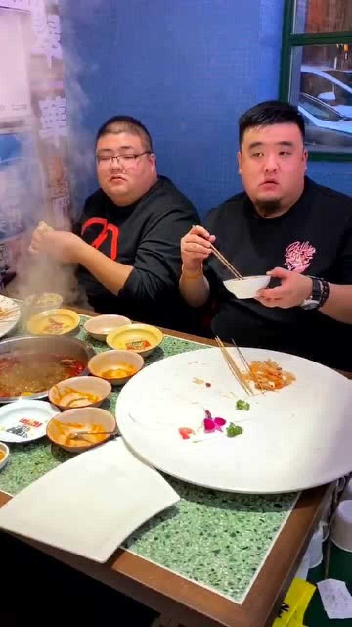 泡泡龙和大蒜涛招呼服务员这句话刚一说出口其他顾客纷纷傻眼