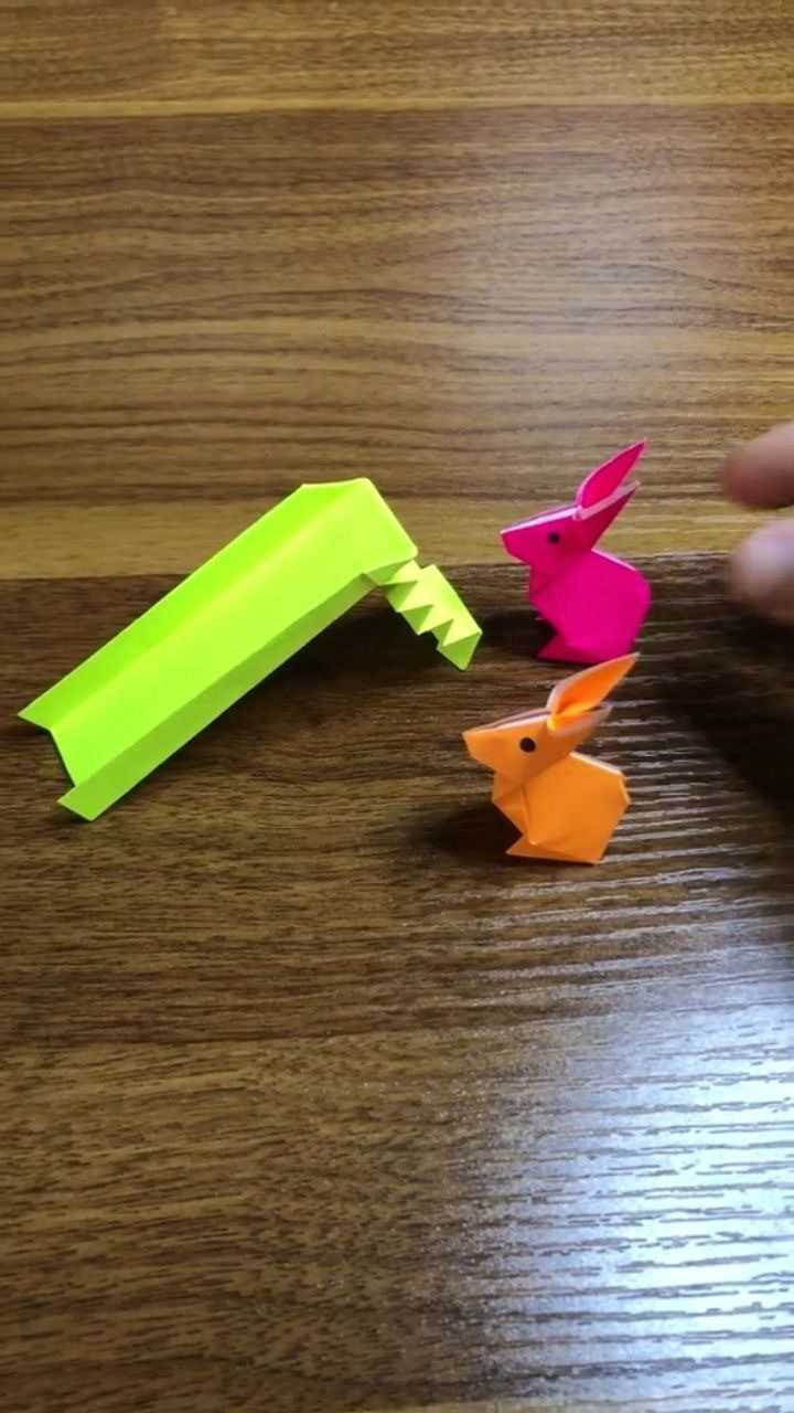 滑滑梯折纸,最近我的小女孩看见斜坡就要爬上去滑下来手工折纸