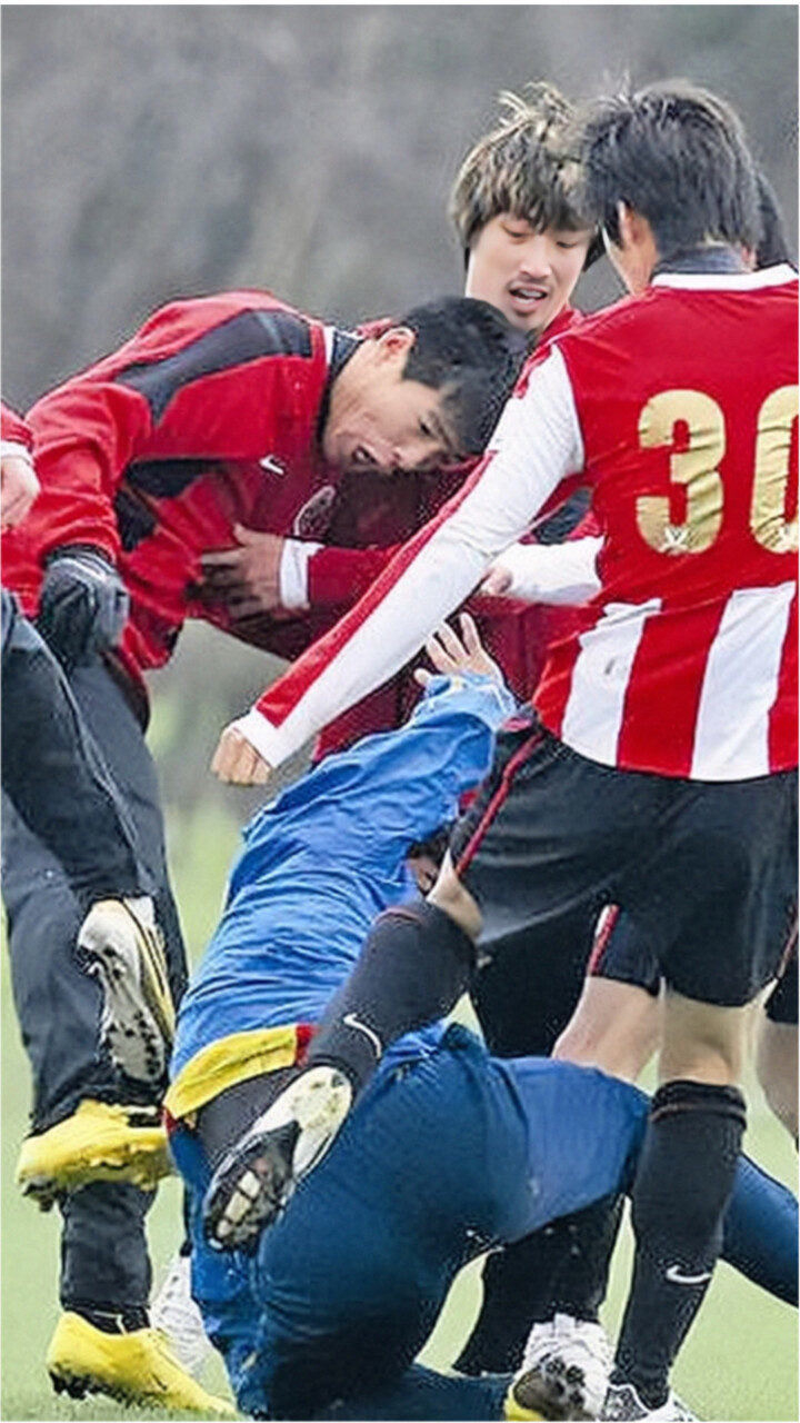 太暴力足球赛3人放铲1人少林功夫飞踹致20人群殴