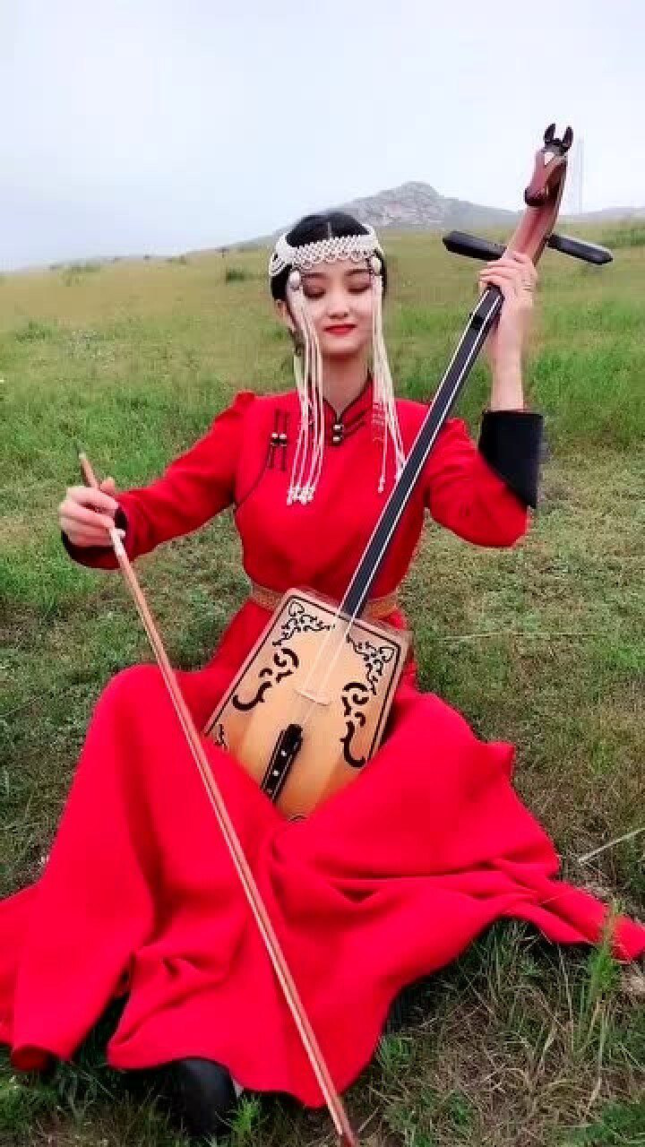 草原上的姑娘,演奏马头琴,好好听啊!