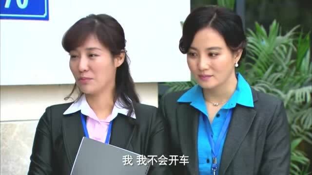 售楼大姐带客户去工地,结果被经理扣工资,真是屋漏偏逢连夜雨