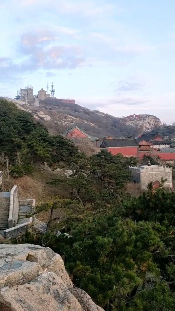 泰山碧霞祠全景碧霞祠建于宋朝1009年供奉天仙玉女碧霞元君俗称泰山