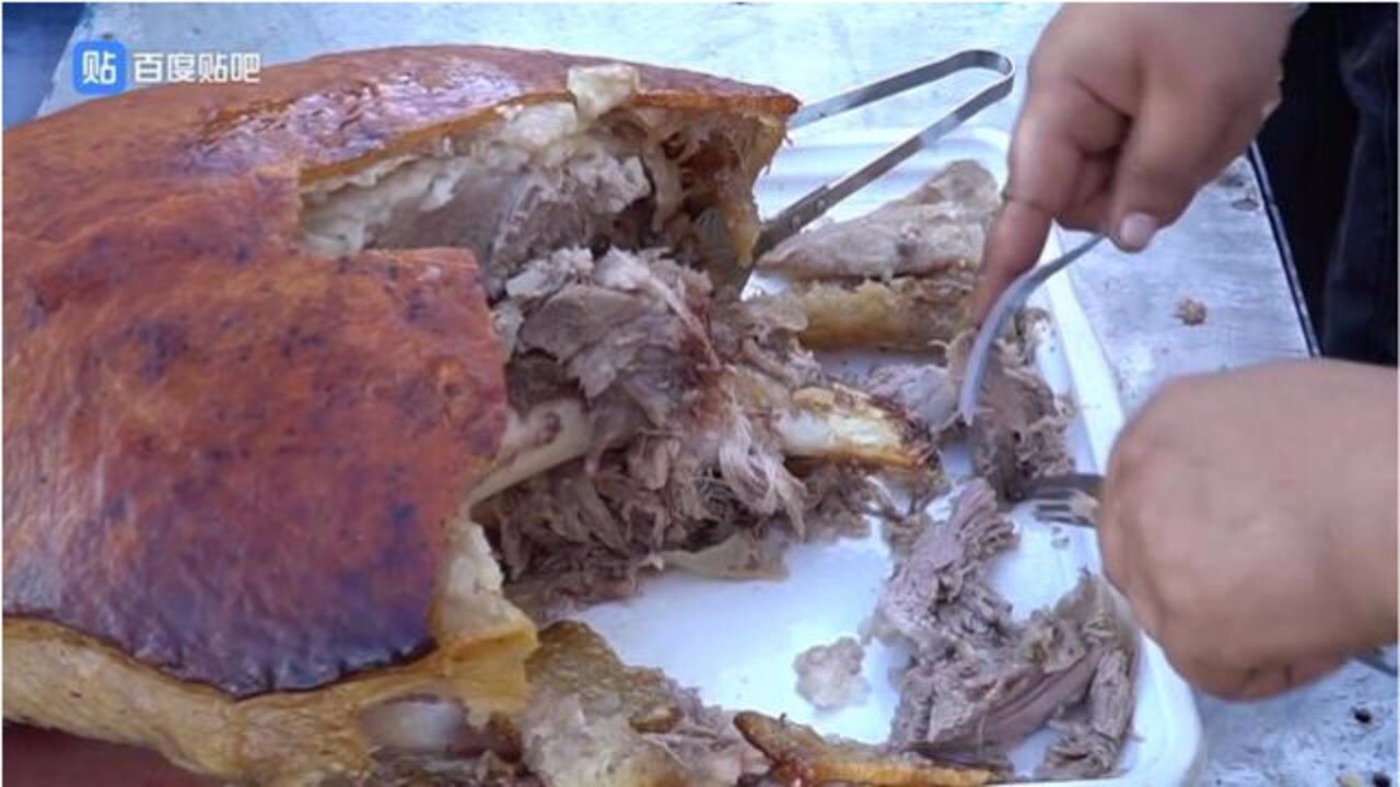 古巴街边小吃这肥嫩的烤马腿很像驴肉火烧