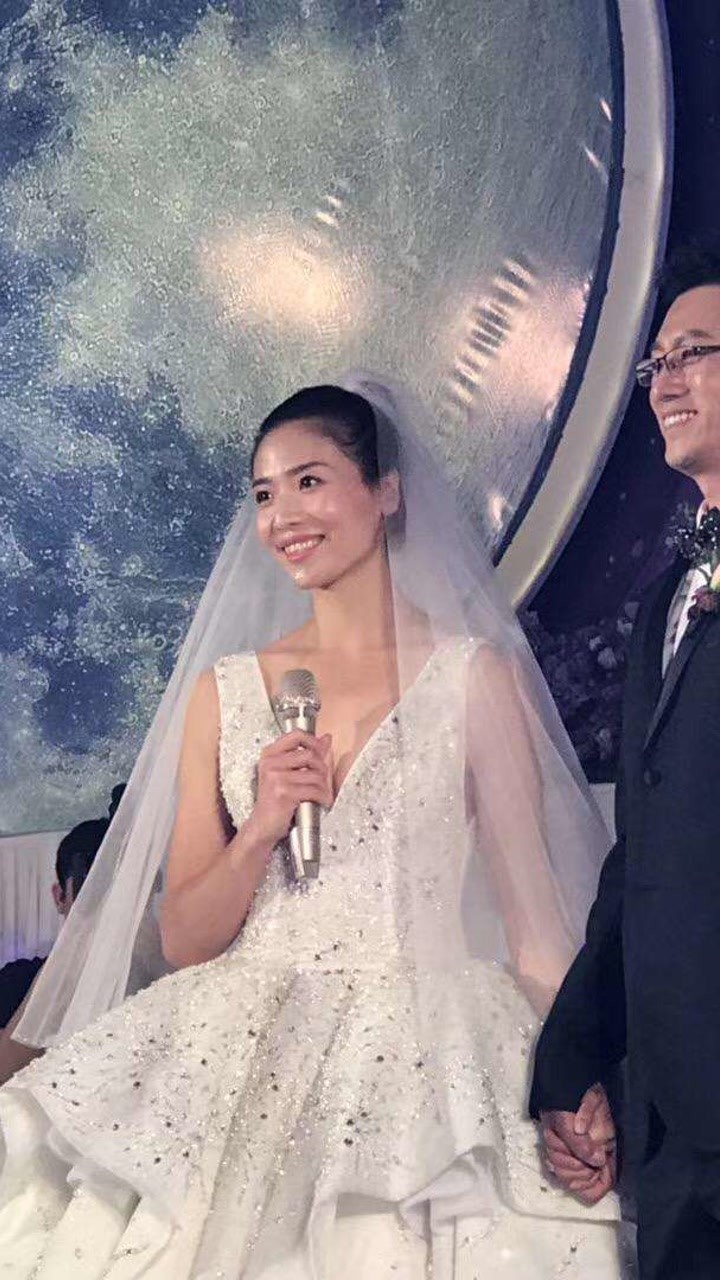 女排魏秋月婚礼视频曝光回眸一笑袁灵犀看呆了