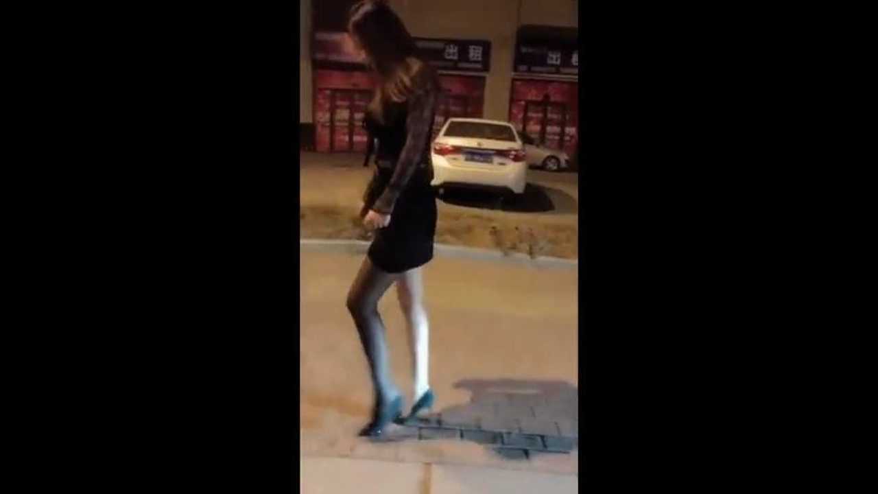 小姐姐失恋了,只穿一只丝袜,高跟鞋也扔了_腾讯视频