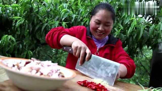 小姐姐用土豆制作美食,这形状和“猪肘子”神似,看着就美味极了!