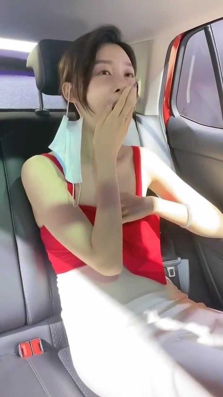 车模困了一直在车里打哈欠