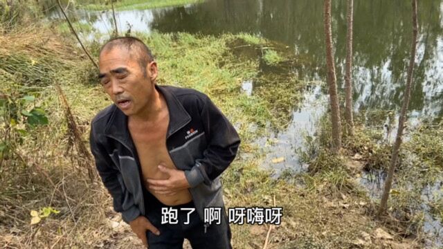 农村结巴大叔下地干活,路过河边洗脸,却被河里长虫吓了一跳