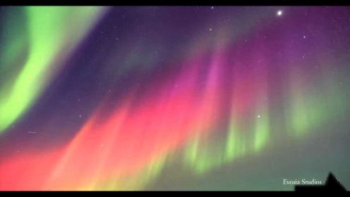 看！美不胜收，这是冰岛上空的极光