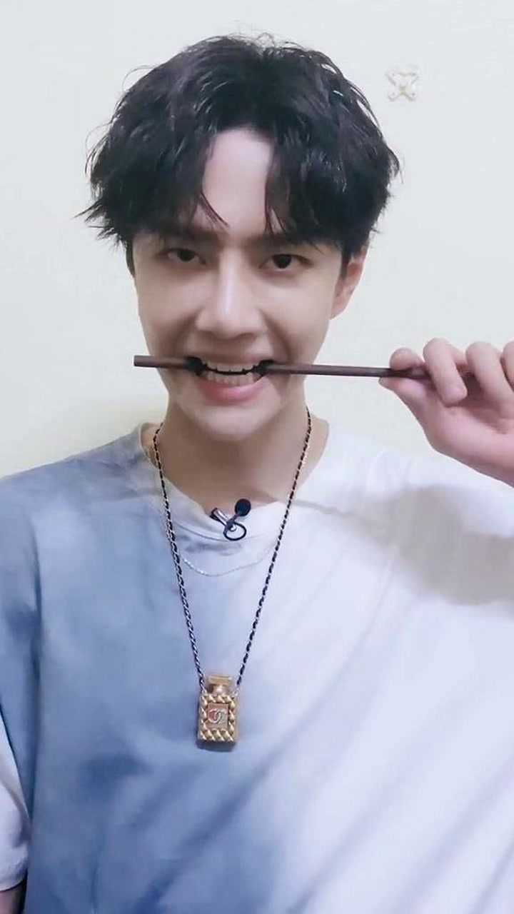 王一博,牙口还可以呢!