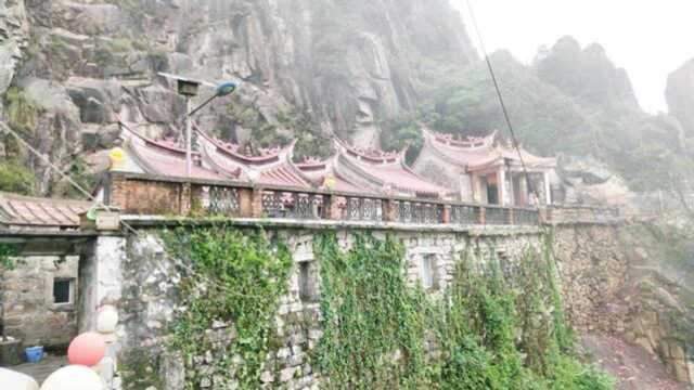 福建一座寺庙建在悬崖峭壁边,有几百年的历史,云雾缭绕风景如画