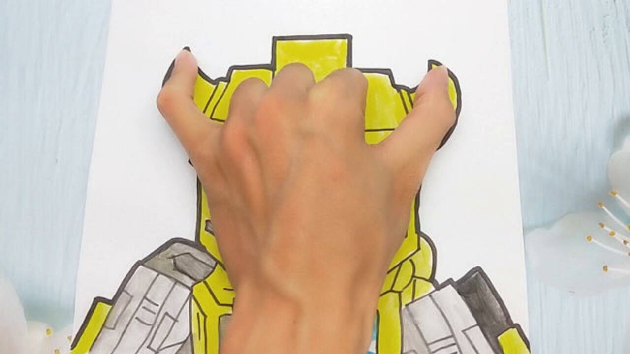 把手掌放在一张纸手绘迷你世界大黄蜂,简单好玩又帅气手势画