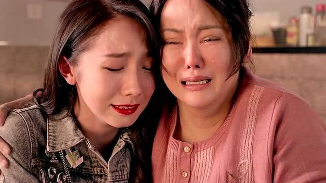 当初抱错的女儿时隔十年又重逢养父母掩盖不了内心的激动哭成泪人