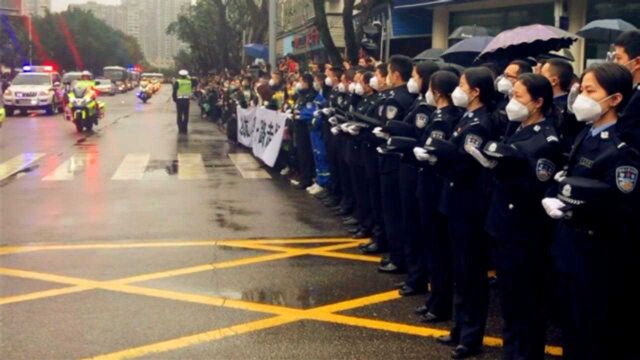 31岁民警李雨阗因公殉职,群众自发前来悼念英雄!