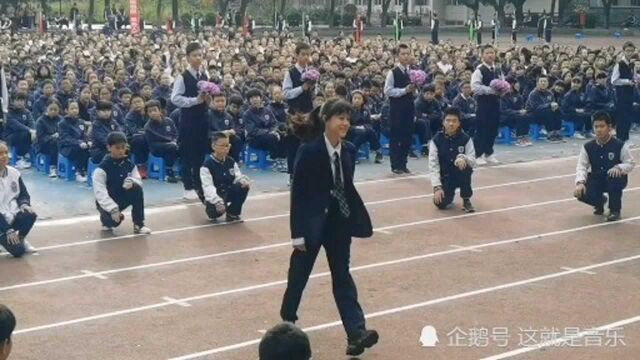 一曲《少年》学妹惊艳首秀,展现青春活力!