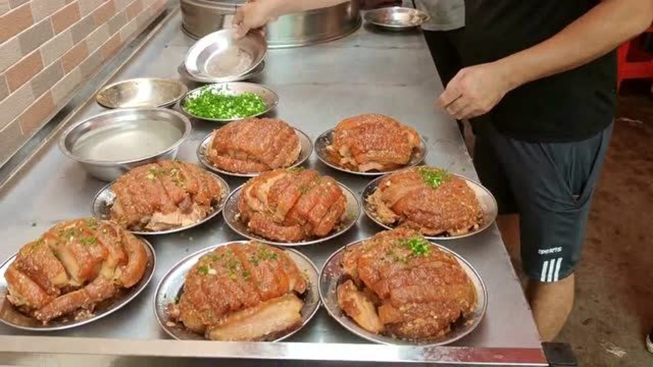 农村酒席上的硬菜扣肉,越大块表示主人越富裕和大方
