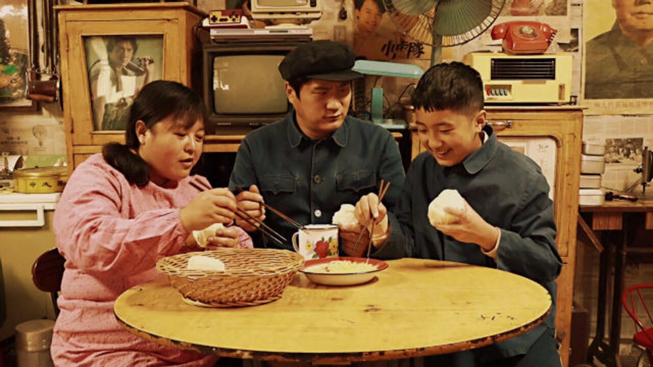 80年代吃饭时轩轩放了个屁,结果老爸金蛋是这样解决的,太真实了