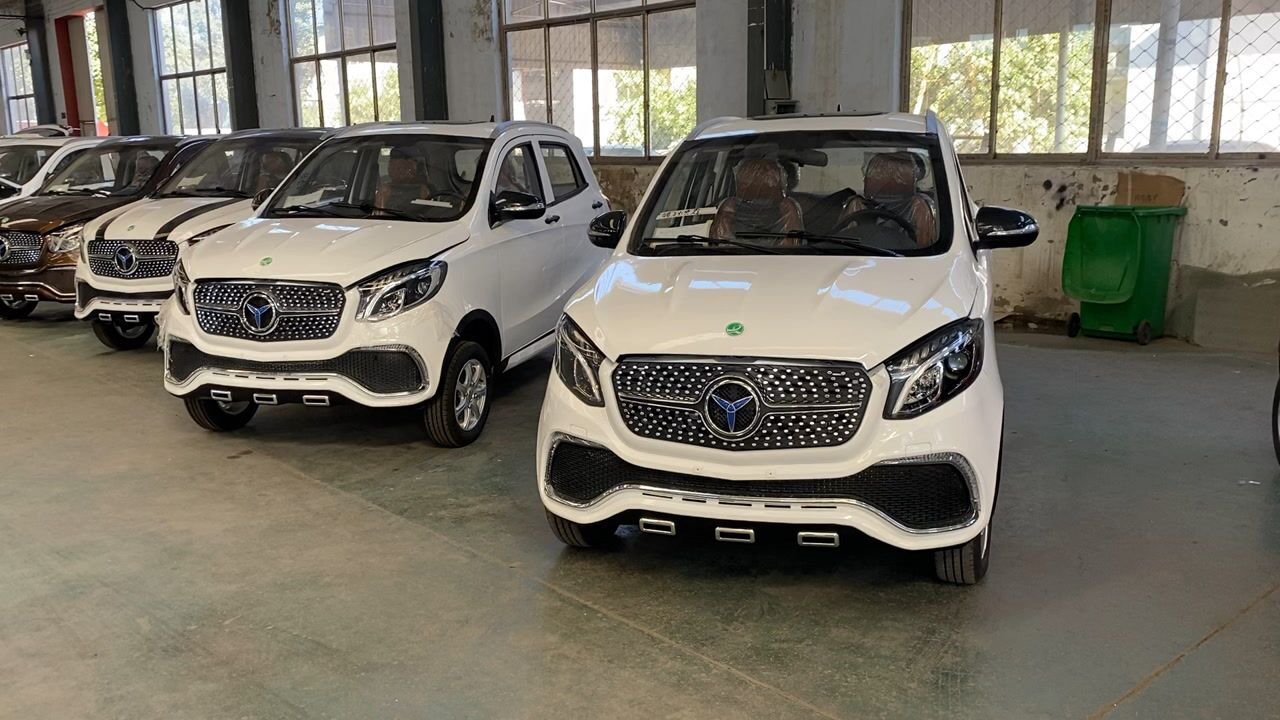 奔驰v7电动车?油电两用,遮风挡雨作为老年代步车到底该不该上路呢?