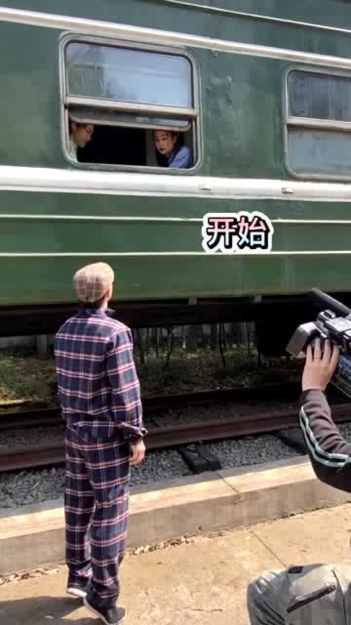 涨知识!原来火车开动是这么拍的!摄像老哥有点惨啊_腾讯视频