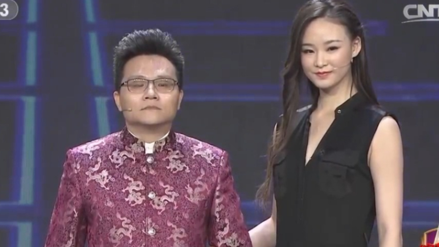 李伟健现场携手美女模特走猫步,状况百出闹笑话,现场观众分分钟笑掉