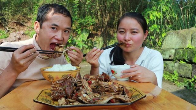 酱香手撕兔这样做,兔肉细嫩味美手撕大口吃肉,配上美酒才过瘾