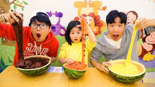 韩国宝蓝和爸爸一起玩亲子西瓜玩具挑战赛！谁做得更像西瓜呢？