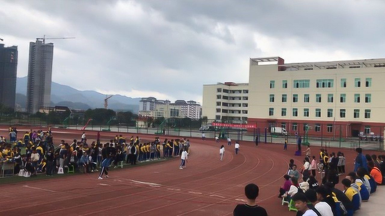 榕江四中第四届冬季运动会九年级女子4100米决赛视频