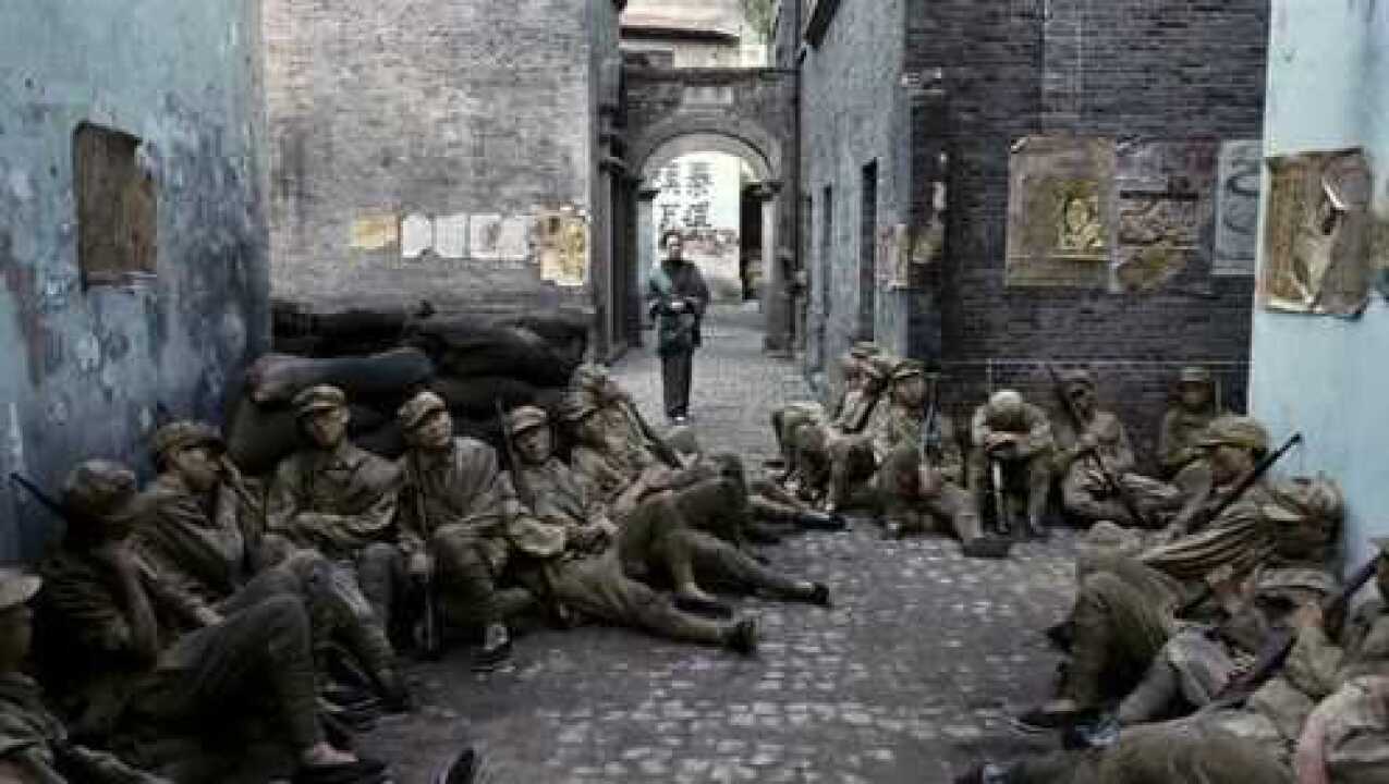 影视:上海解放时人民解放军睡马路,让人为之震撼