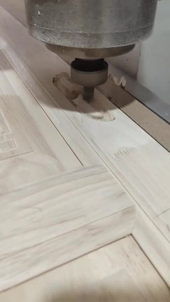 手艺人给一个柜门开槽一看这颜色就知道是橡胶木的