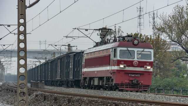 中国铁路红色的货运机车,只有湖北襄阳还在大量运用