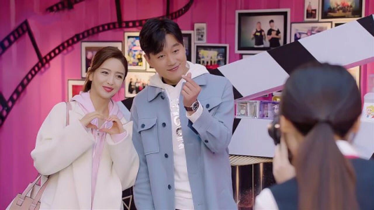 关雨晴徐清风拍照比心,两人默契十足,真是郎才女貌啊!