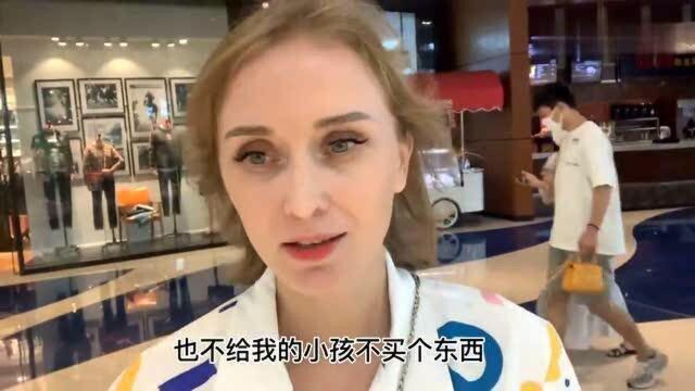 外国人在中国:他喜欢这个礼物吗?俄罗斯美女来到三亚游玩!