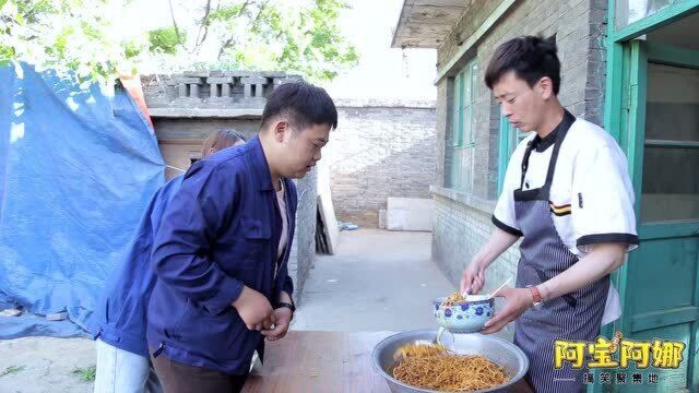 食堂打饭看手机照片,工友为了吃饱饭拿起手机拍厨师