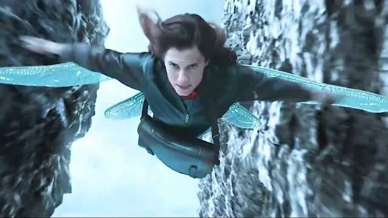 为了躲避追击,美女孕妇挺着大肚子就跳崖,为母则刚吗?