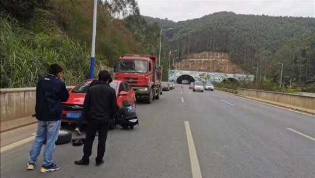 柳州莲花大道多车“中招”爆胎,原因令人咋舌!