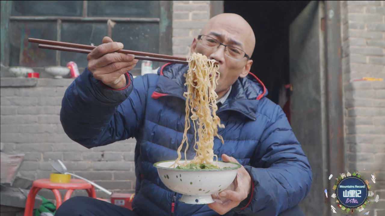 山里记又现奇葩黑暗料理,一道铁板煎方便面,师傅一口接一口