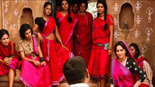 真实事件改编，印度女子创建粉红帮，男人们遇见她们要避让行礼