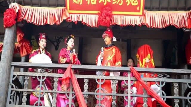 武汉凤娃古寨上演古代“抛绣球招女婿”,喜庆热闹仪式感强