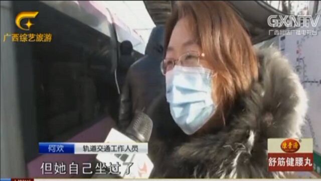 女子坐过站想跑回头 轨道上奔跑逼停轻轨 监控视频记录下全程