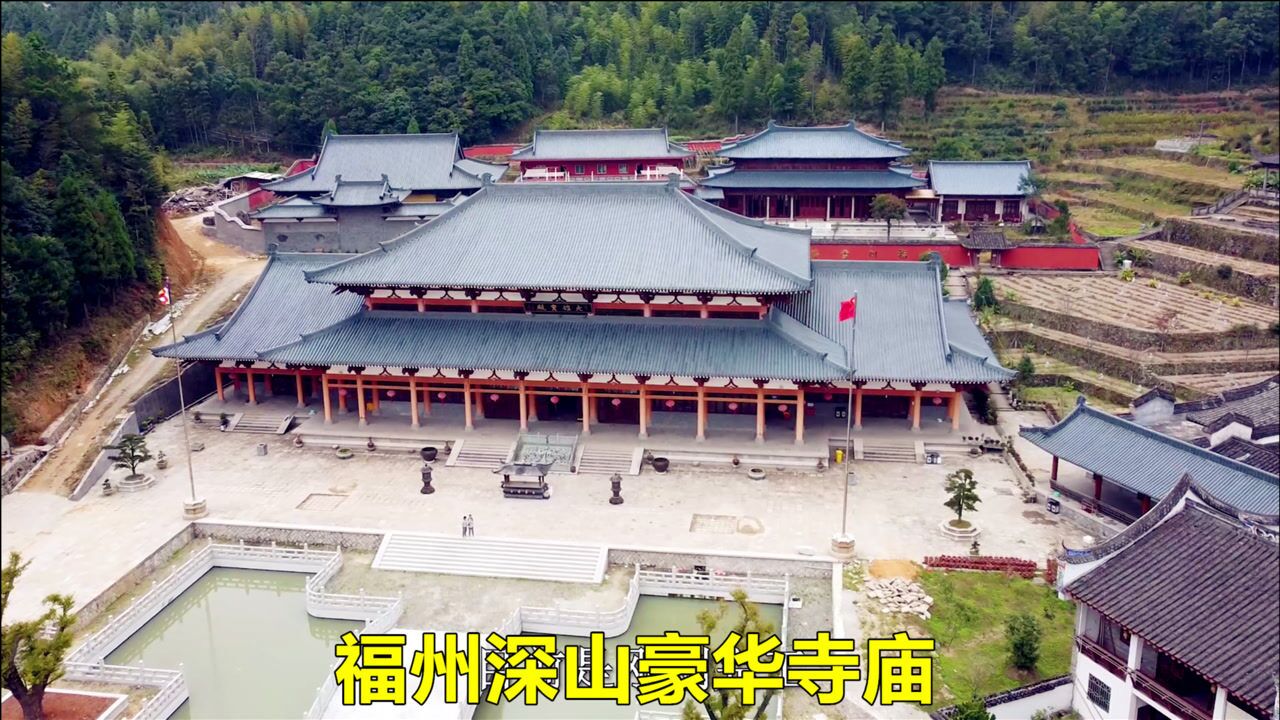 福州雪峰寺新建了一座大宝殿,内设五座大佛,真漂亮