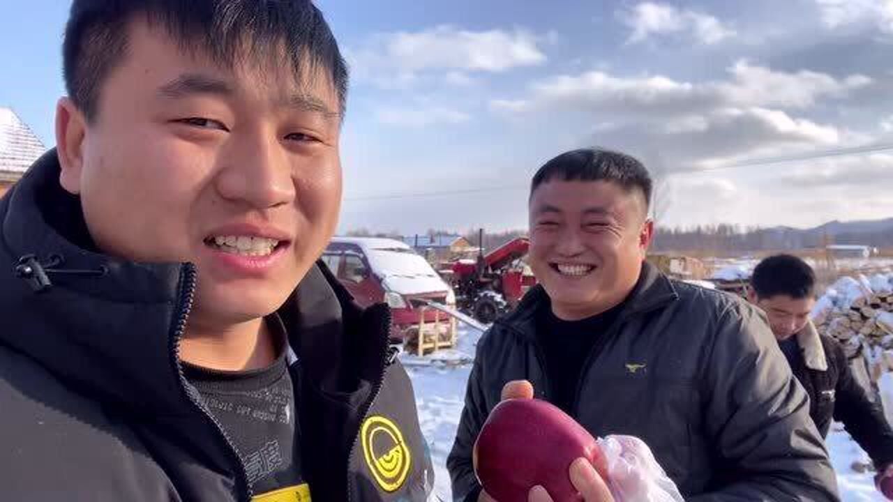 东北开始备年货了,龙哥家做的黏火烧真好吃,临走还打包了一份!