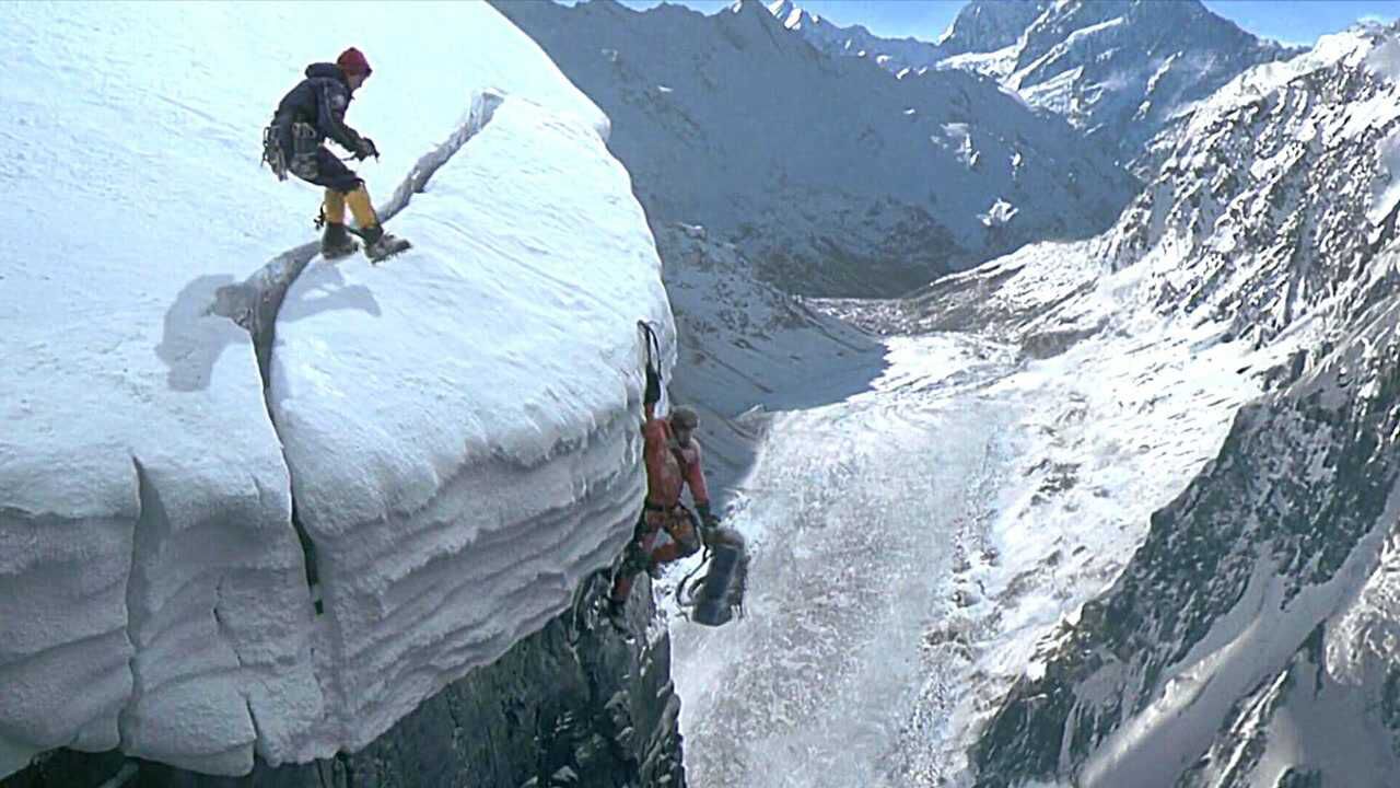 带硝化甘油爬雪山意外掉下悬崖爆炸引发雪崩刺激了