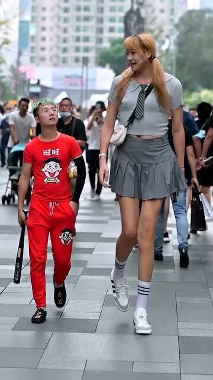 这身高得有两米多了吧,这就是男生最喜欢的"大长腿"?