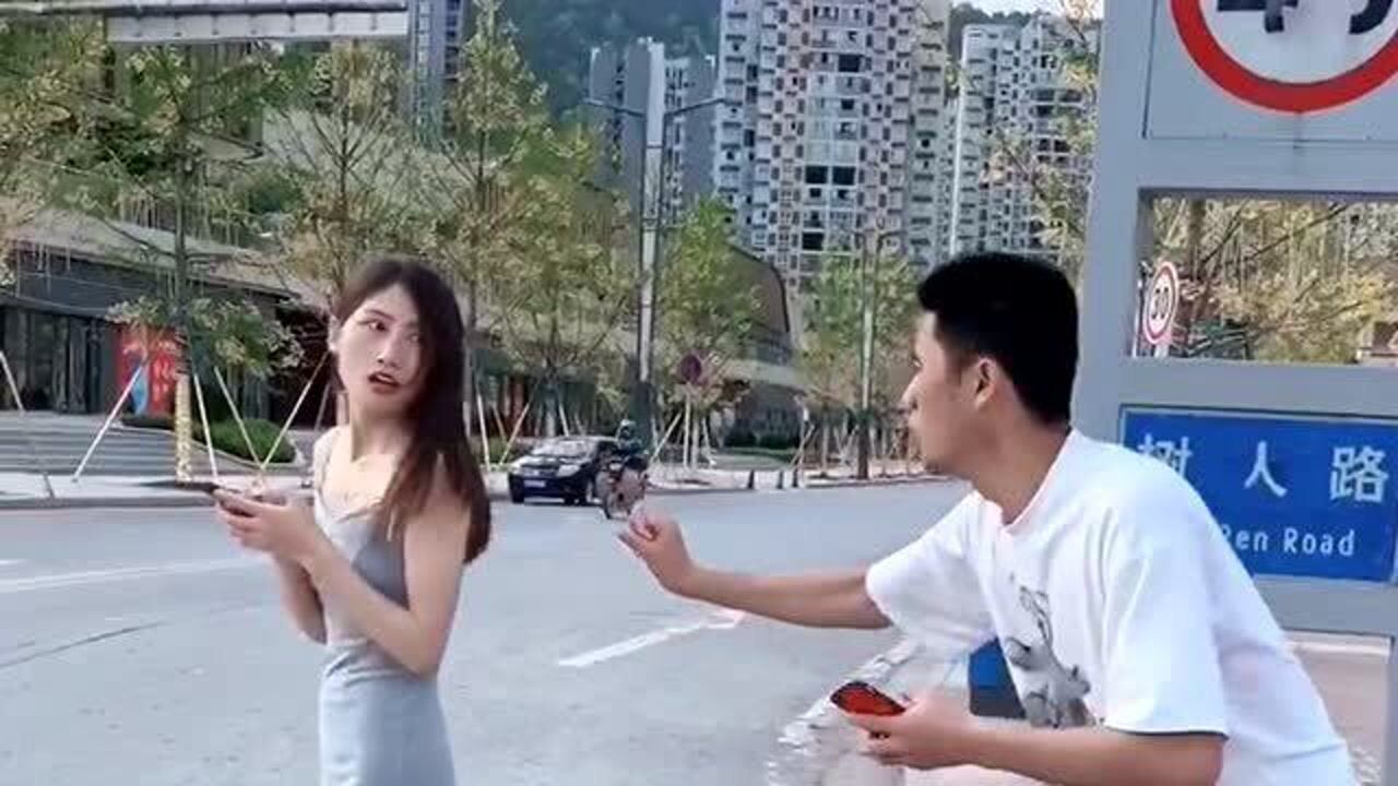 马路上男子抓住了美女的衣服,还以为他光天化日耍流氓,没想到竟是这样