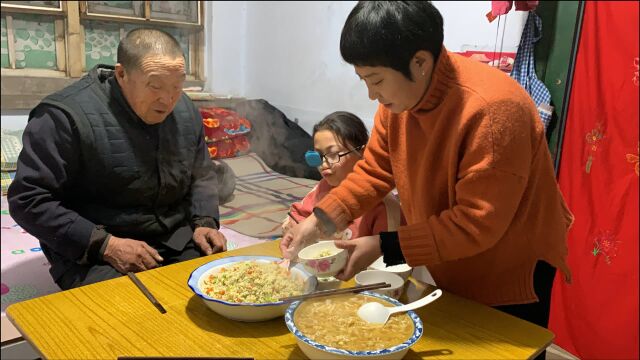 剩米饭最好吃的做法,粒粒松散,入口咸香,二舅说没我做的好吃