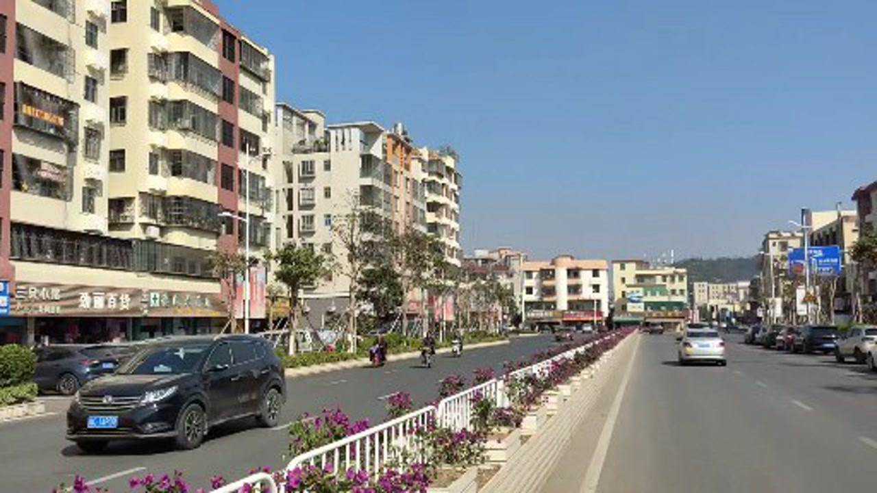 坐着摩托车看珠海市南水镇